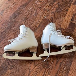 Jackson Elle 2.5 wide figure skates, youth